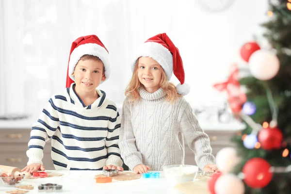 Petits enfants préparant des biscuits de Noël dans la cuisine — Photo