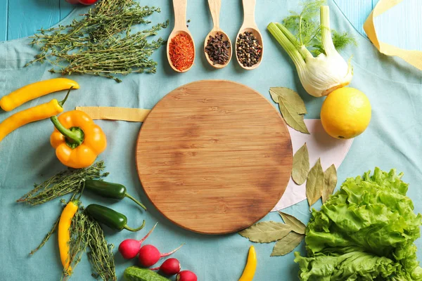 Légumes et épices sur la table — Photo