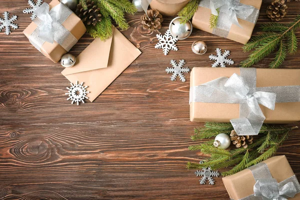 Hediye kutularıyla Noel kompozisyonu