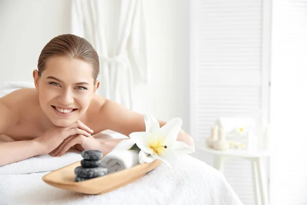 Junge Frau im Wellness-Salon — Stockfoto