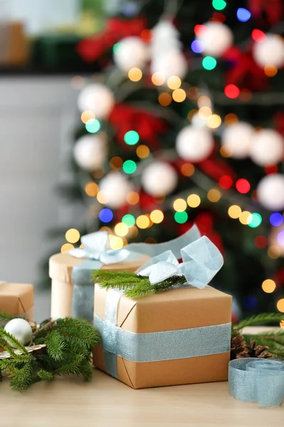 Hediye kutularıyla Noel kompozisyonu — Stok fotoğraf