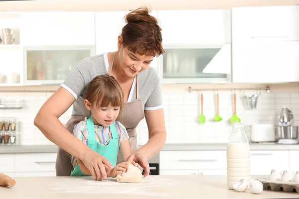 Menina e avó na cozinha — Fotografia de Stock