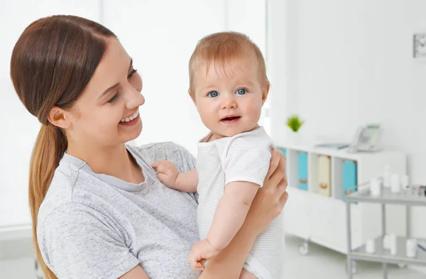 Fiatal anya és a baba lány orvosi rendelő — Stock Fotó