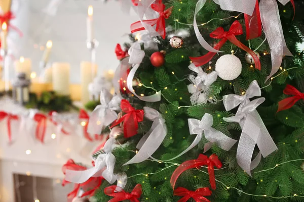 Noel için dekore edilmiş köknar ağacı