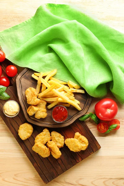 Smakelijke nuggets, frietjes en sauzen — Stockfoto