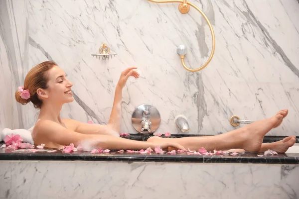 목욕중에 긴장을 푸는 젊은 여자 — 스톡 사진