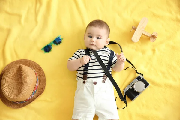 adorble küçük çocuk fotoğraf makinesi ile poz