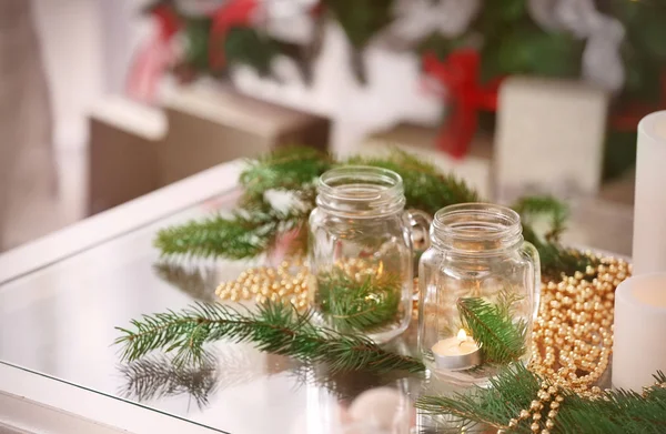 Tavolo con bellissime decorazioni natalizie in salotto — Foto Stock