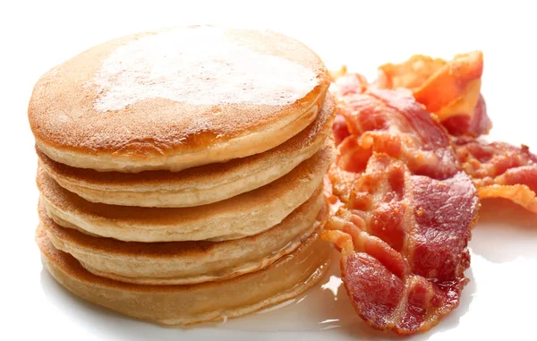 Lezzetli pankek ve pastırma beyaz arka plan üzerinde