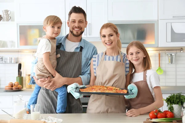 Familj med pizza i köket. Matlagning klasser koncept — Stockfoto