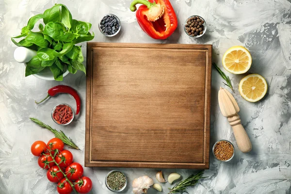 Samenstelling met houten plank en ingrediënten voor het koken op tafel — Stockfoto