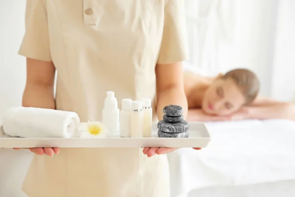 Bandeja de sujeción masajista con cosméticos en el salón de spa —  Fotos de Stock