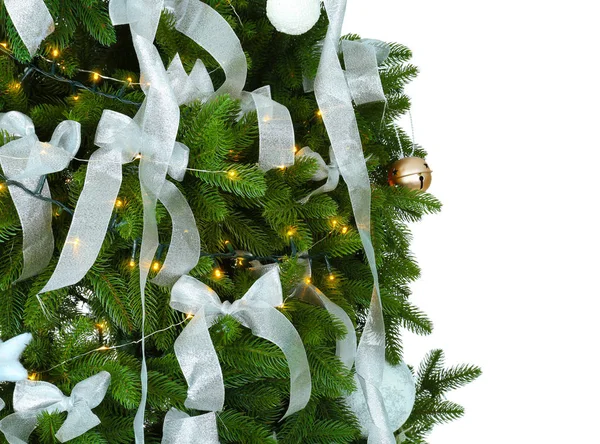 Vista da vicino di bellissimo albero di Natale decorato su sfondo bianco — Foto Stock