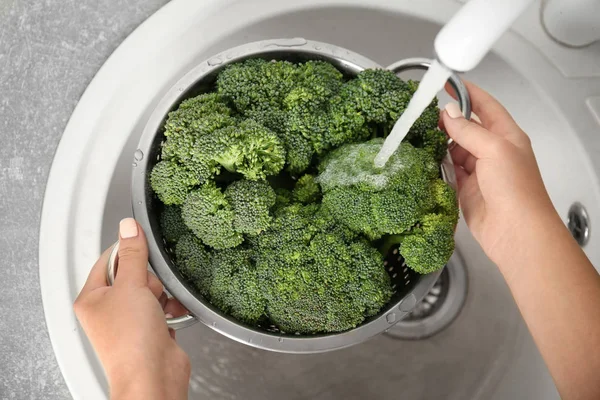 Kvinde vask broccoli - Stock-foto
