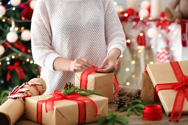 Woman wrapping gift — Stock Photo, Image