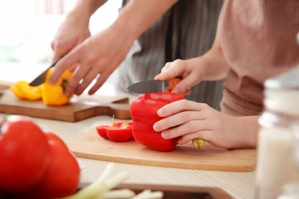 Gătitul familiei în bucătărie. Conceptul claselor de gătit — Fotografie, imagine de stoc