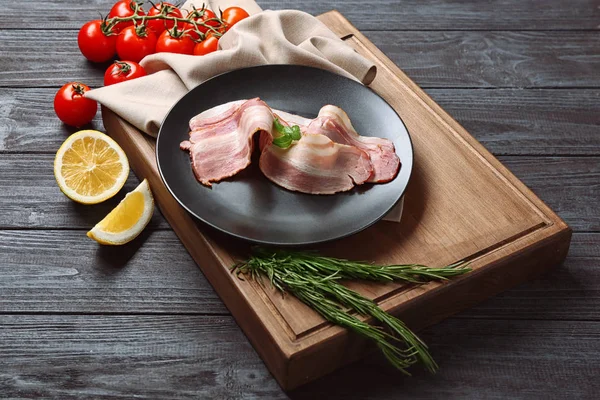 Dilim pastırma ahşap tahta üzerinde plaka