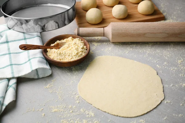 Hengerelt tésztát a tortilla, a konyhaasztalon — Stock Fotó
