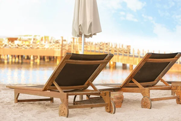 Bequeme Liegestühle am Strand des Resorts — Stockfoto