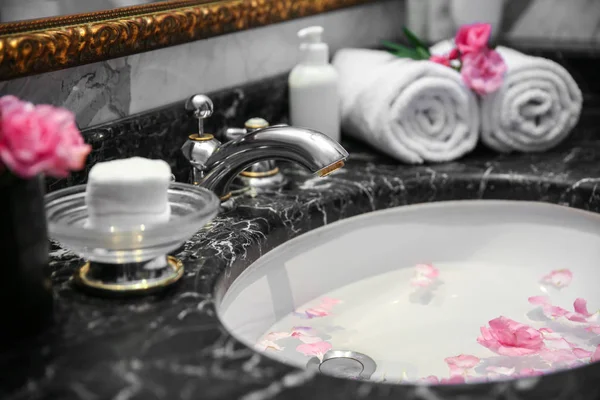 Petals floating in marble sink — Stock Photo, Image