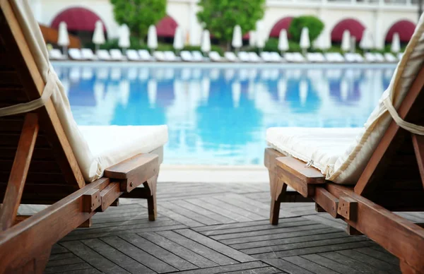 Leere Liegestühle in der Nähe von Schwimmbad — Stockfoto