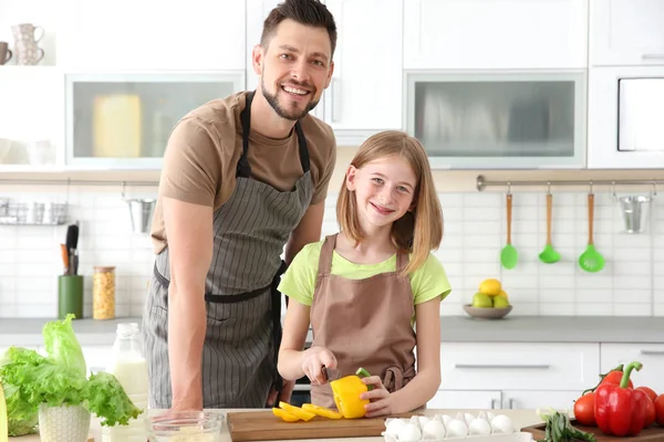 Отец и дочь готовят еду — стоковое фото