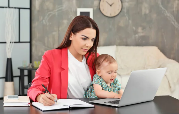 Madre che tiene il bambino — Foto Stock