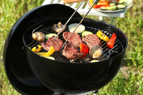 Fleisch und Gemüse auf dem Grill — Stockfoto