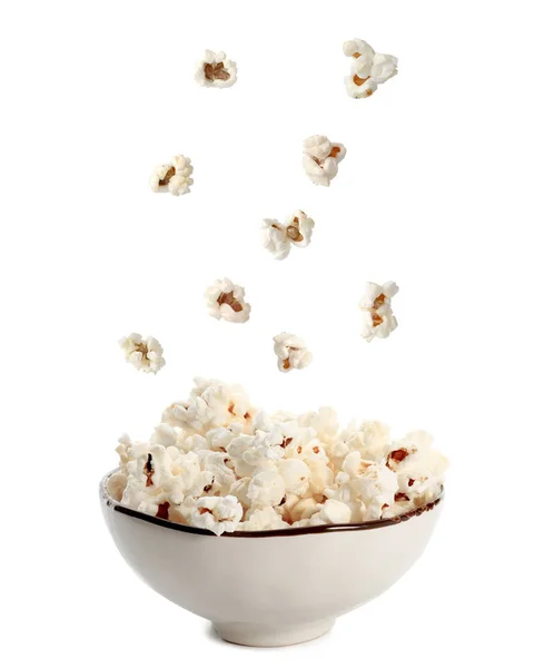 Leckeres Popcorn fällt in Schüssel — Stockfoto