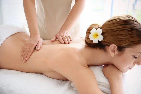 Jonge vrouw het hebben van massage — Stockfoto