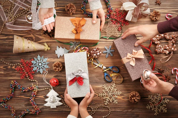 Aile dekor ahşap arka plan üzerinde Noel hediyeleri için hazırlanıyor — Stok fotoğraf