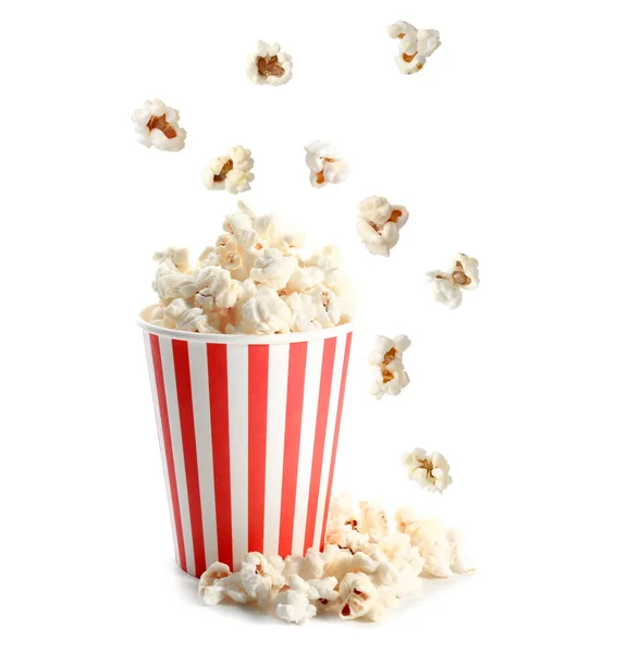 Cup en lekkere popcorn op witte achtergrond — Stockfoto