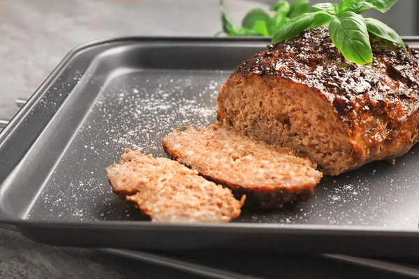 Smakelijke Turkije meatloaf op bakken lade, close-up — Stockfoto