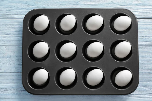 Çörek teneke tablo içinde katı pişmiş yumurta