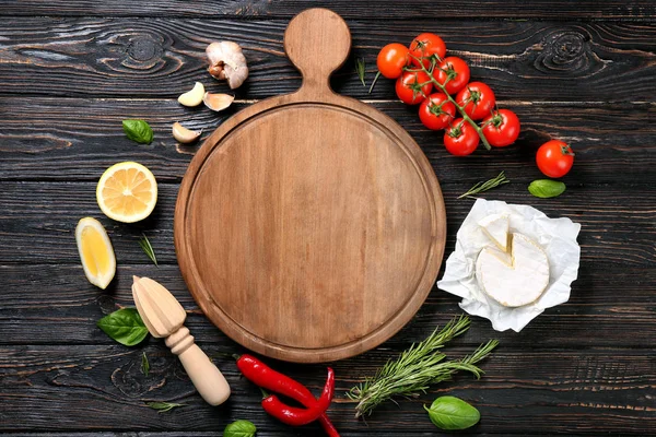 Ahşap tahta, peyniri ve sebze masada kompozisyonu