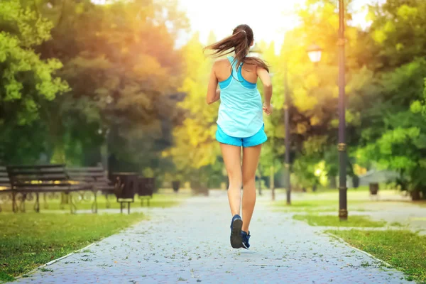 Mujer joven corriendo — Foto de Stock