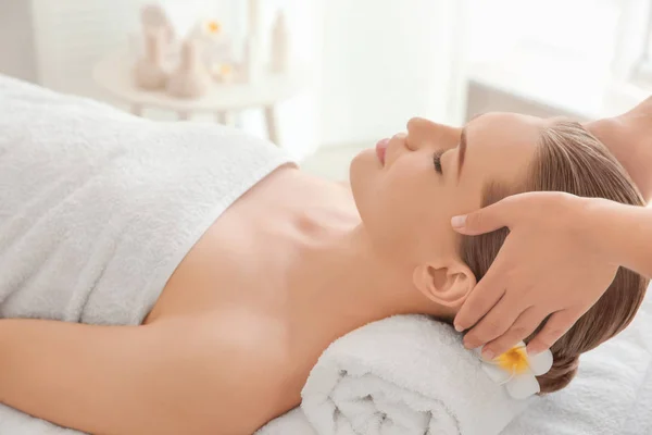 Mujer joven en el salón de spa — Foto de Stock