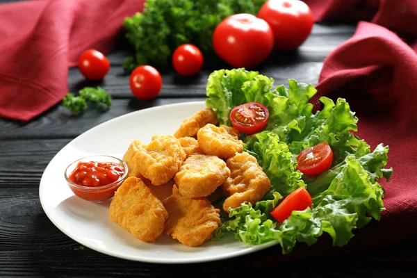 Leckere Nuggets und Sauce — Stockfoto