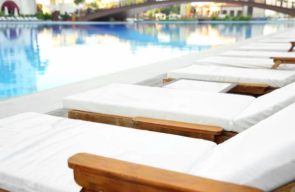 Leere Liegestühle in der Nähe von Schwimmbad — Stockfoto