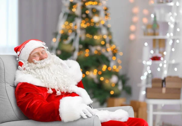 Santa claus luisteren naar muziek — Stockfoto