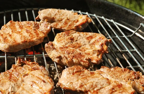 Steaks op barbecue grill — Stockfoto