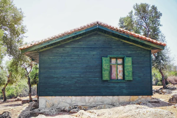 Strandhus på tropisk feriested på solskinnsdag – stockfoto