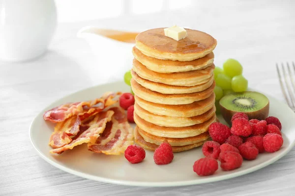 Leckeres Frühstück mit Pfannkuchen — Stockfoto