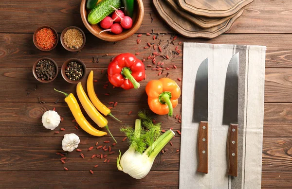 Legumes e especiarias na mesa — Fotografia de Stock