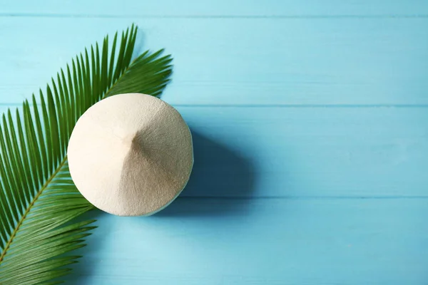 Свежий кокос и пальмовый лист — стоковое фото