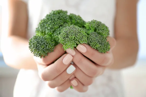 Brokoli segar di tangan — Stok Foto