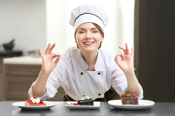 Chef femelle avec desserts — Photo