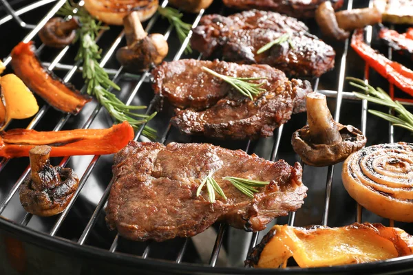 Steaks und Gemüse auf dem Grill — Stockfoto