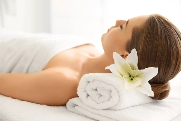 Young woman in spa salon — Stock Photo, Image