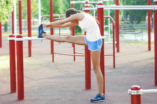 Entrenamiento de mujer joven deportista —  Fotos de Stock